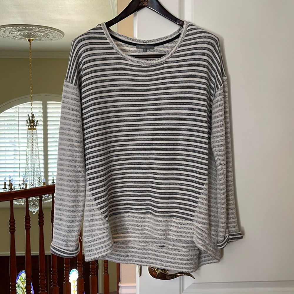 Cute top from Retro-ology. Great with jeans and leggings.
